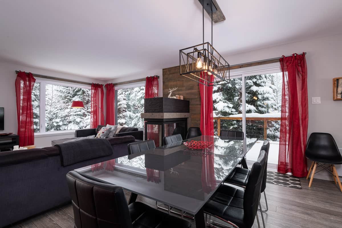 Dining room with a view on the trees during wintereigés!