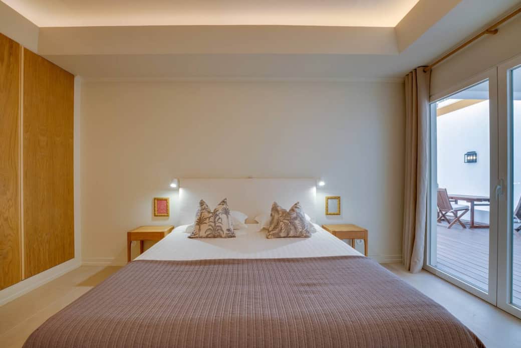 Quarto cinza com cama King size em suite. Quarto cinza com cama King size em suite.