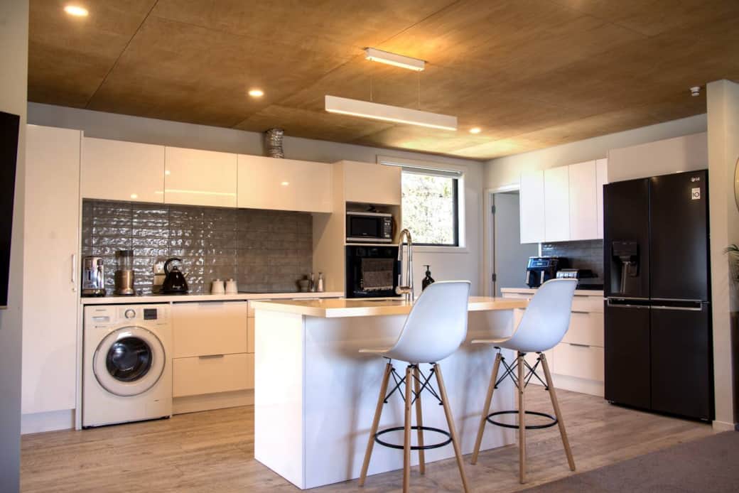 ☕ Health & Lifestyle Focused:
Blend a morning smoothie, grill up something delicious, or craft the perfect pizza — fully equipped with coffee, herbs, spices, dual air fryer, George Foreman, and even a SodaStream for fizz lovers 