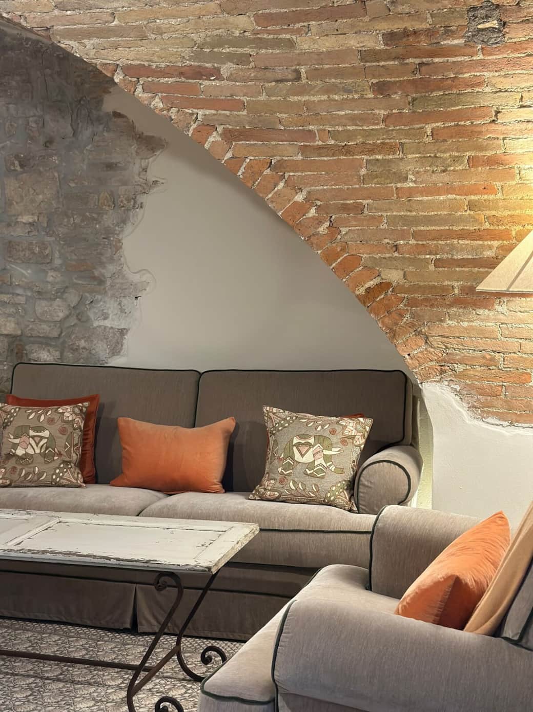 LIVING ROOM
Beautiful vaulted ceilings.