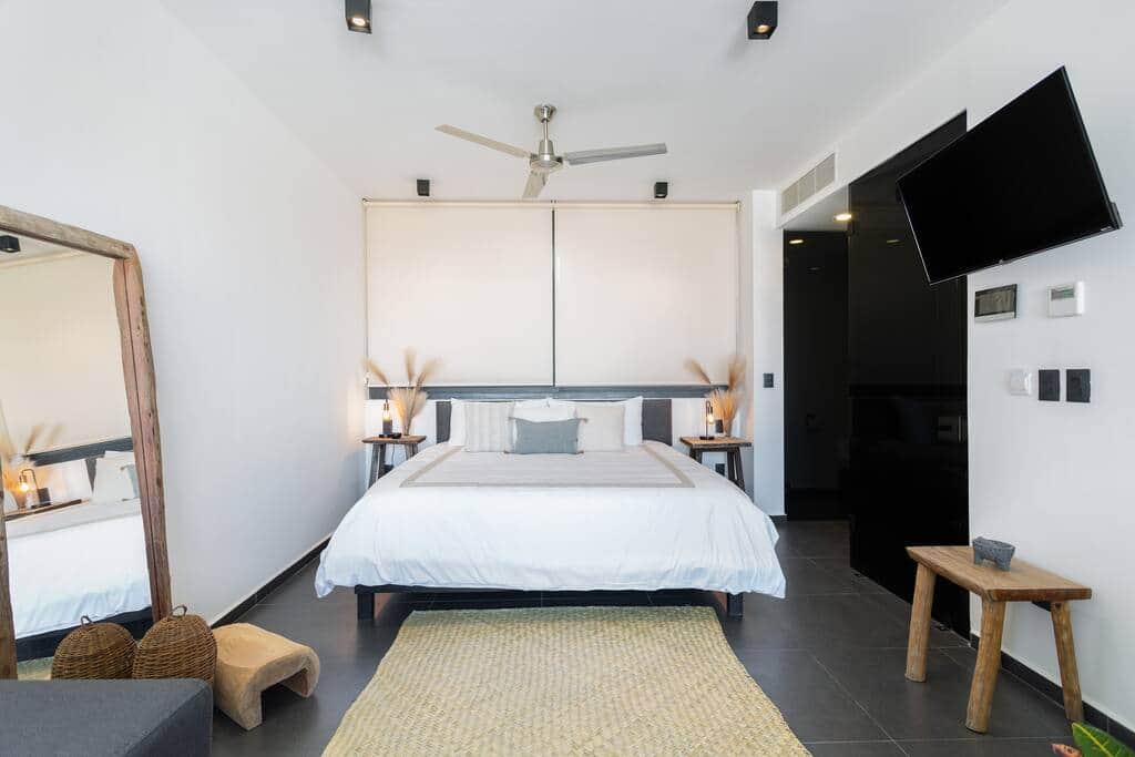 Comfortable kingsize bed. 