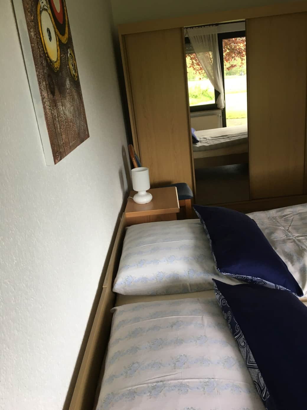 Schlafzimmer 1 mit Fernseher und direktem Zugang zur Terrasse