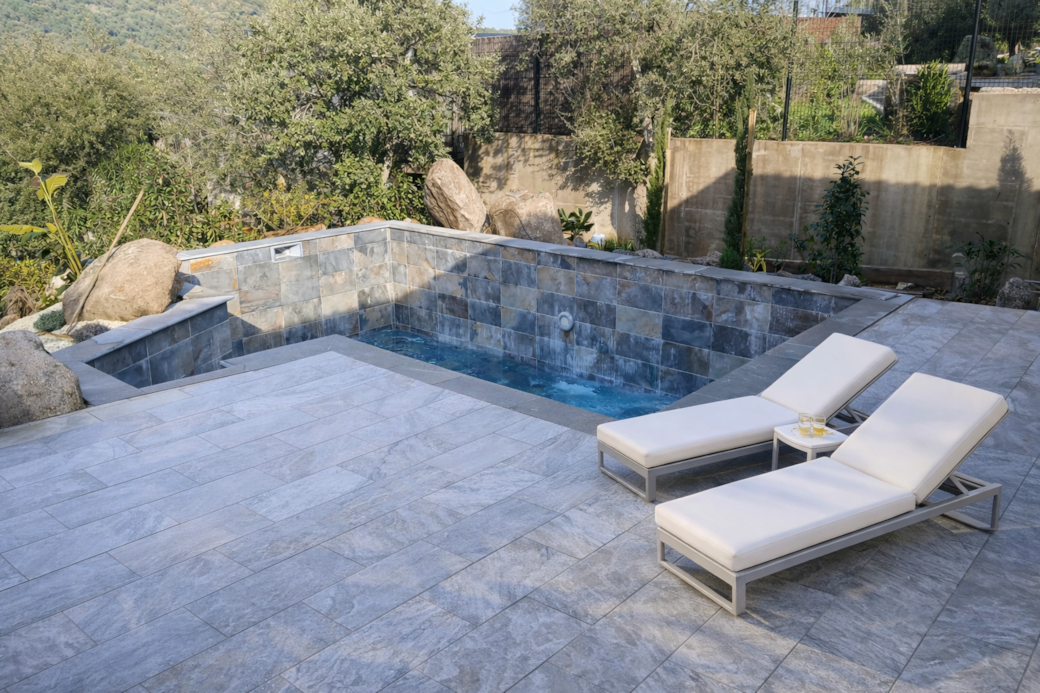 Terrasse avec bain de soleil