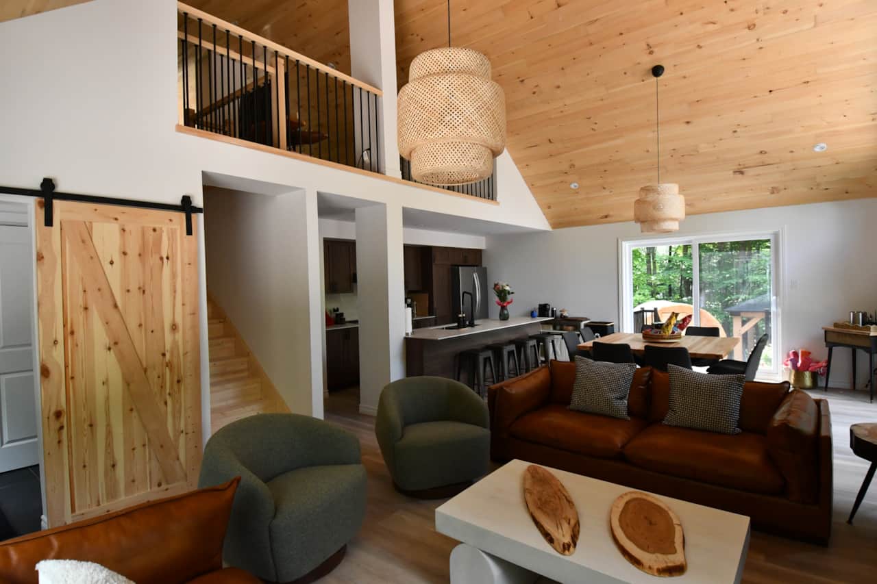Open-concept chalet with cathedral ceiling and mezzanine