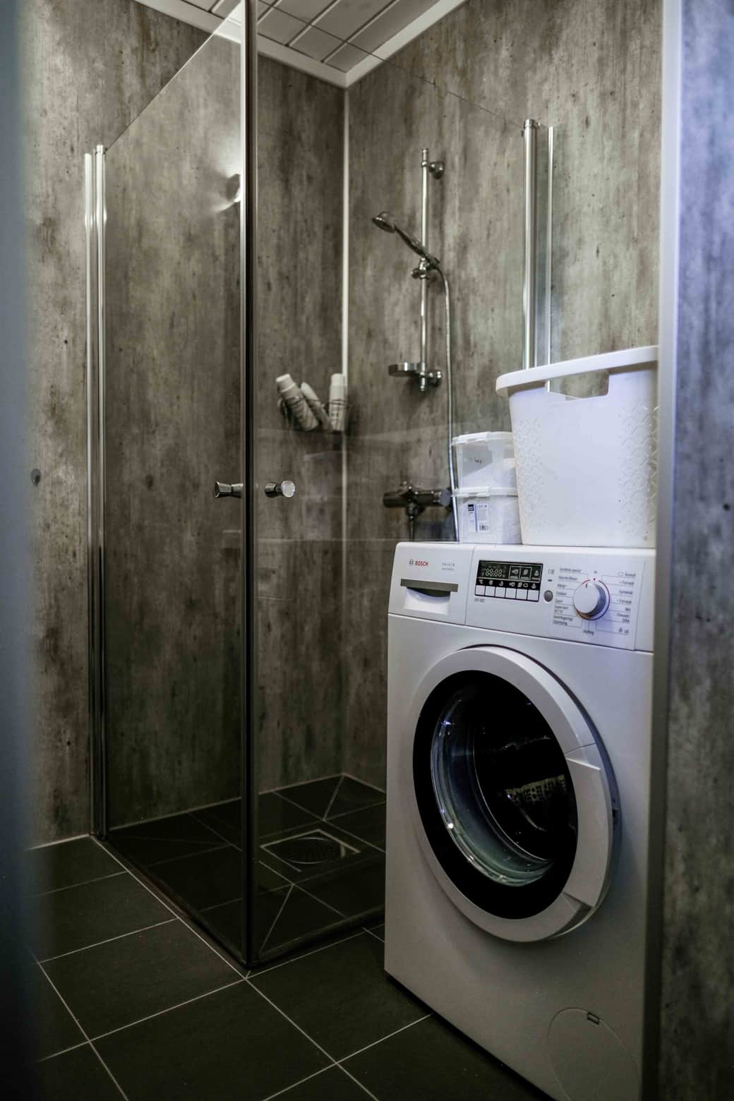 Leave it all - Bathroom with washing machine + shower Leave it all - Bathroom with washing machine + shower