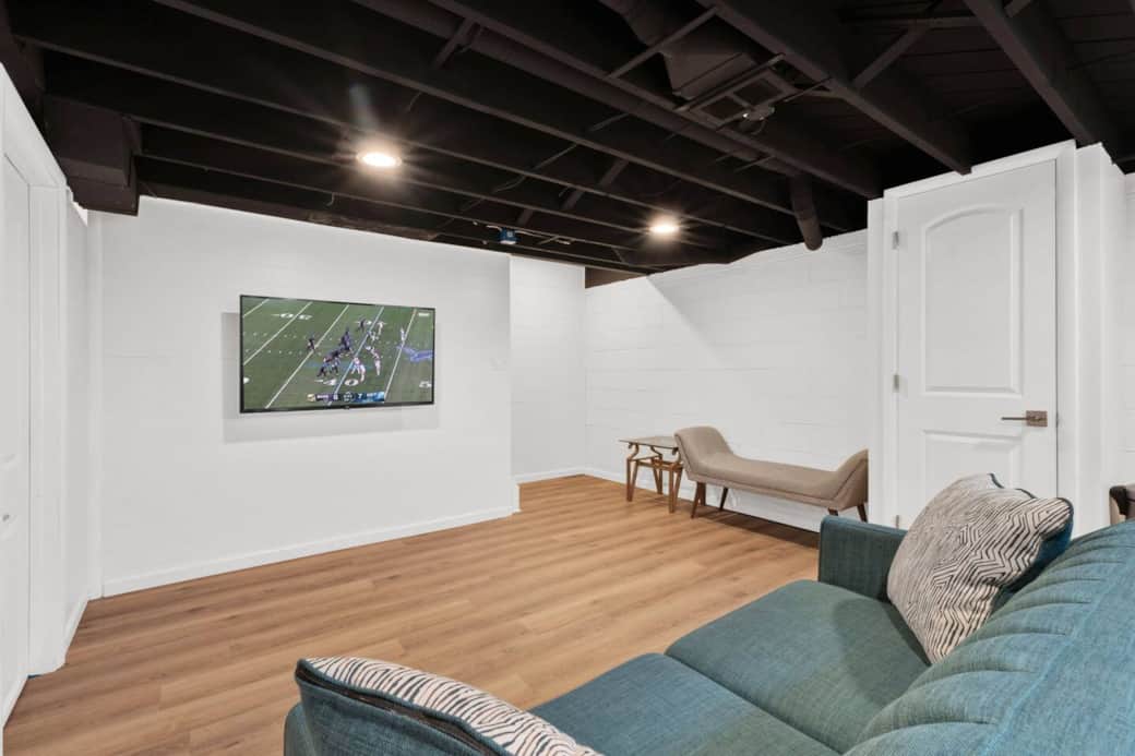 • Smart TV
• Comfortable Seating
• Spacious
⟬ lower level ⟭