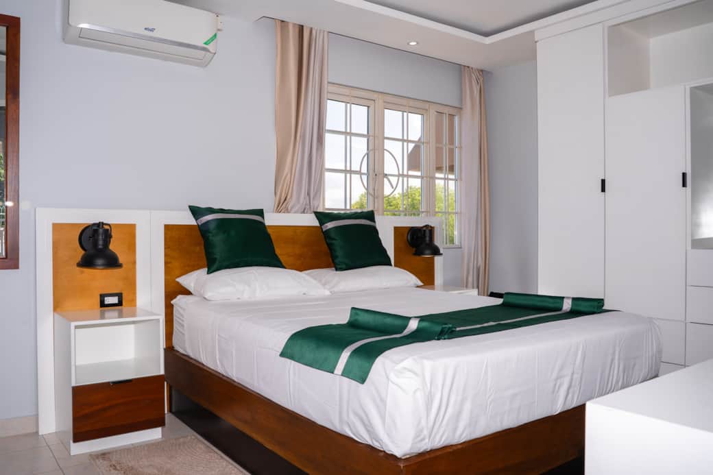 Plush king bed with hilltop Kingston views — A/C, premium linens & quiet retreat