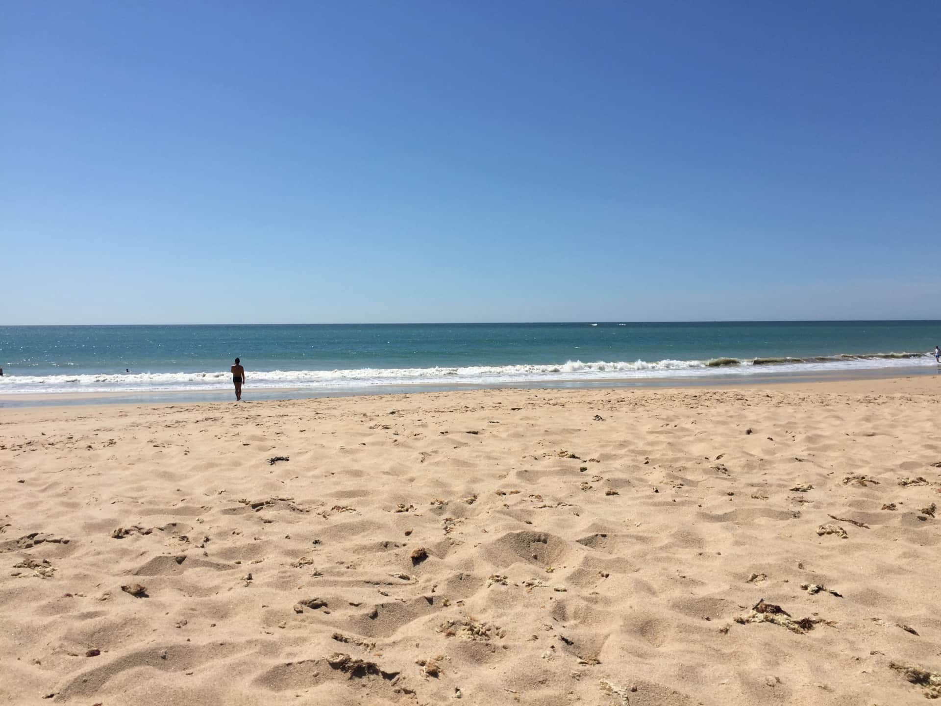 Grande plage de sable et océan sur l’île d’Oléron