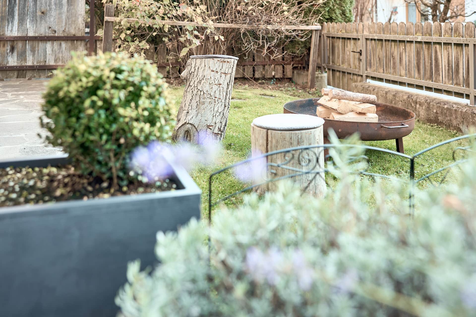 Privater Garten mit Feuerschale für besondere Momente.