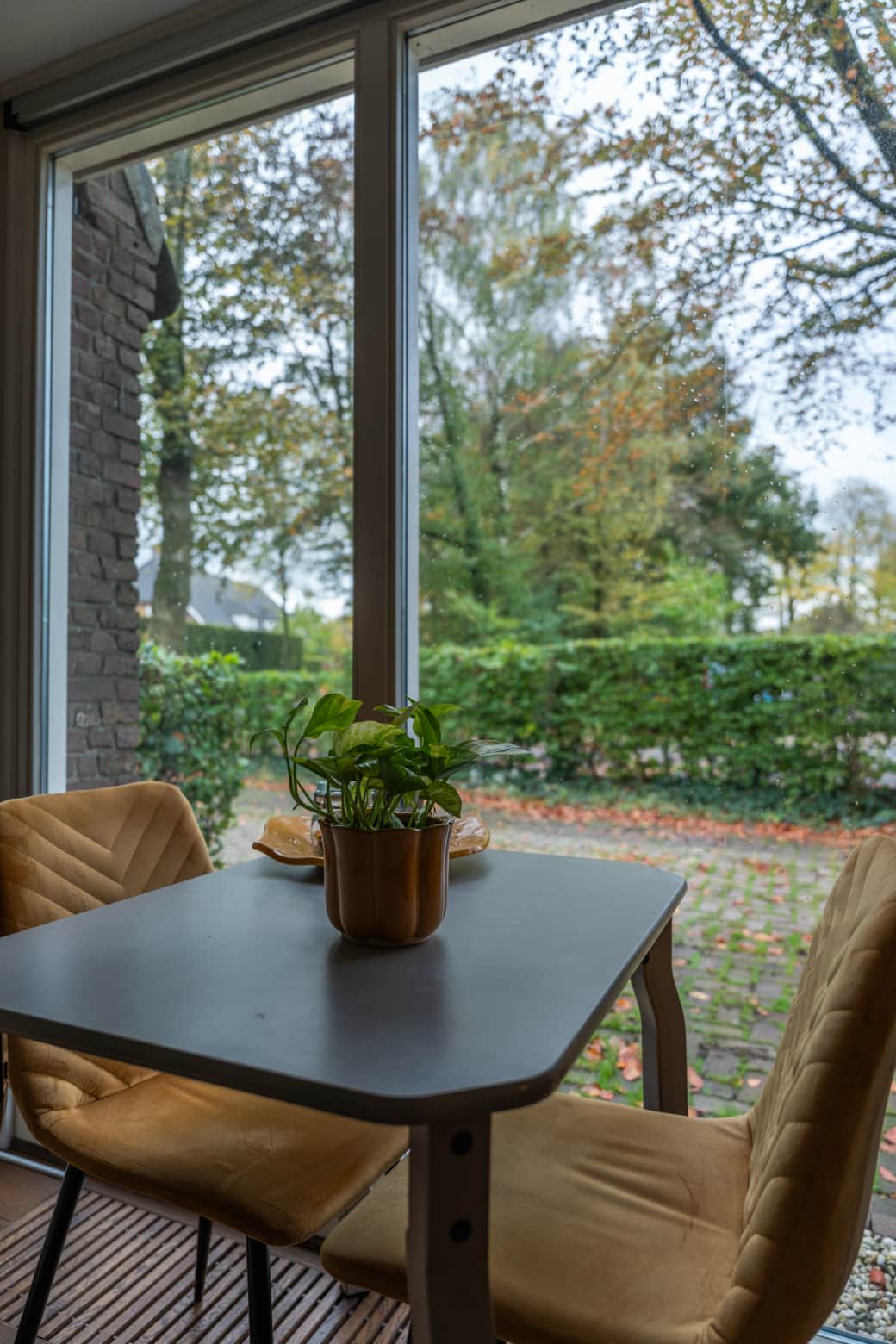 Geniet van een kop koffie met uitzicht op de rustige, groene omgeving