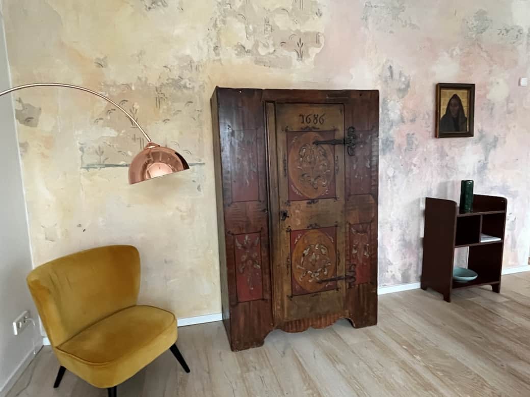 Schrank und Lesesessel