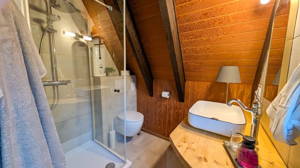 Badezimmer mit Dusche, WC und Waschmaschiene