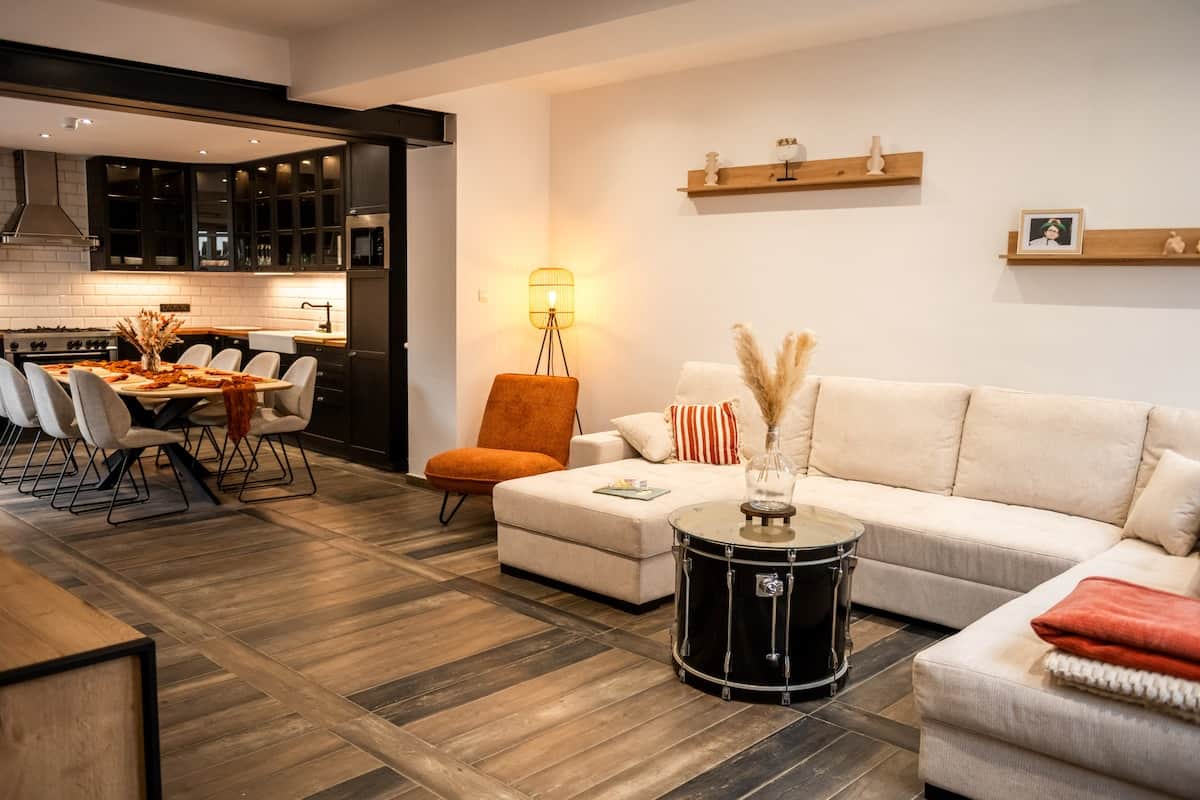 Espace de vie spacieux et chaleureux comprenant un grand salon, une salle à manger et une cuisine fonctionnelle donnant sur la terrasse.