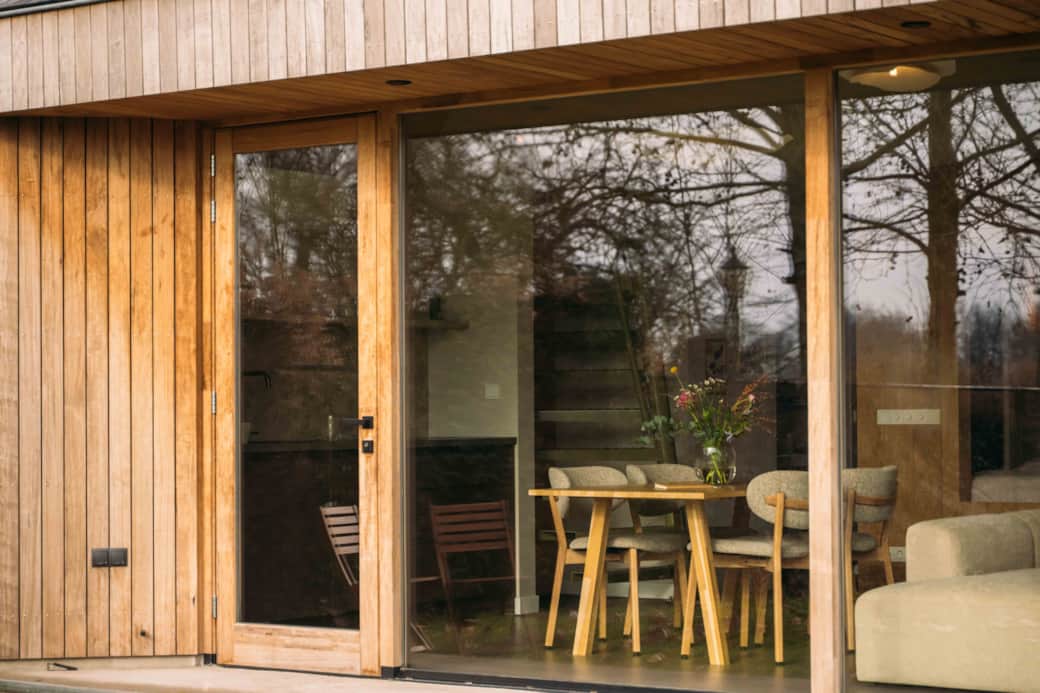 Aan de achterzijde ruime glaspartij op het zuiden!