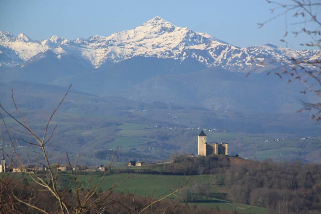 Vue imprenable sur le château de Mauvezin et le Pic du Midi