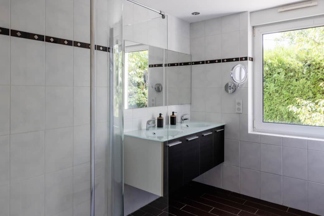 SALLE DE BAIN privative Tropicale avec douche