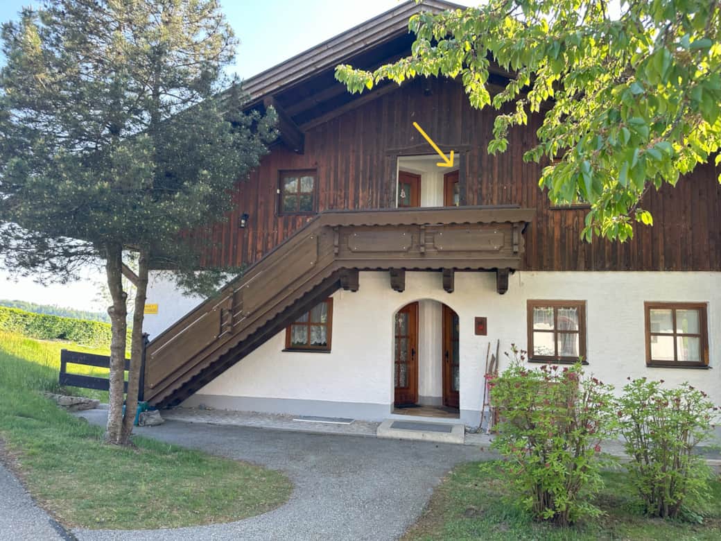 Hinteransicht Treppe zur Wohnungstür