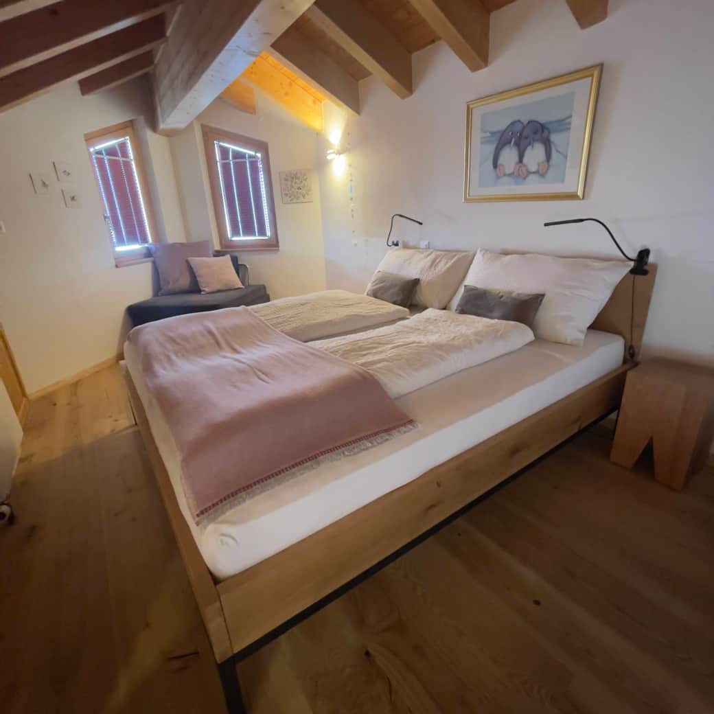 Schlafzimmer Doppelbett und Bettsofa
