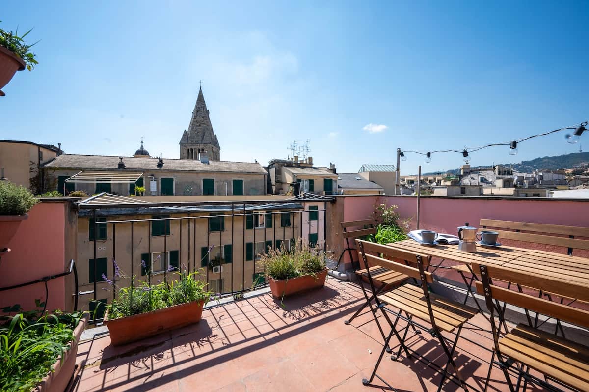 Vivi la magia di Genova dal nostro terrazzo panoramico: un angolo di tranquillità con vista sul cuore pulsante della città!