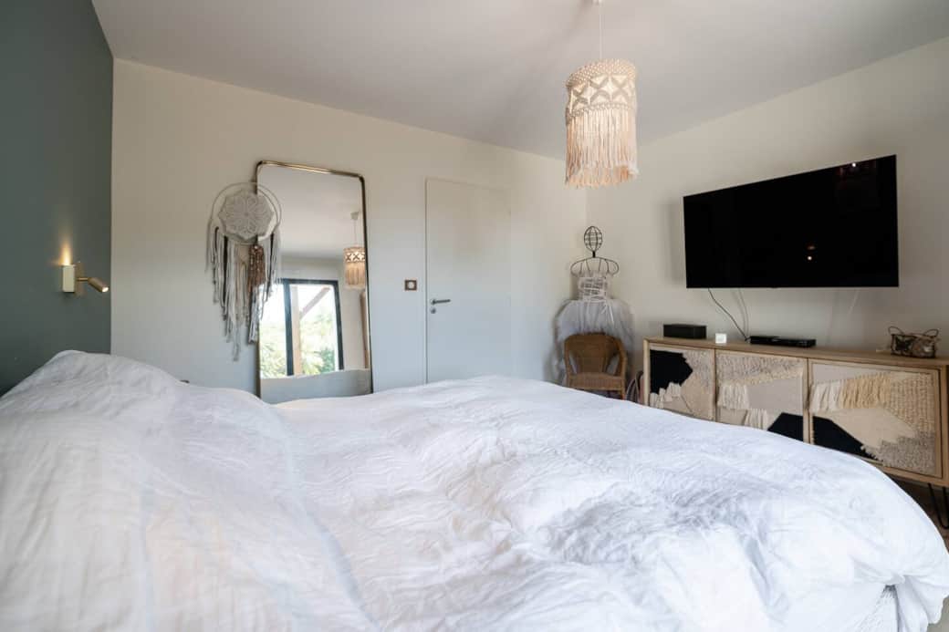 Chambre parental de plein pied avec lit en 180 cm. Matelas et sur matelas. Vous dormirez comme à l'hôtel. Salle d'eau privative. Chambre parental de plein pied avec lit en 180 cm. Matelas et sur matelas. Vous dormirez comme à l'hôtel. Salle d'eau privative.