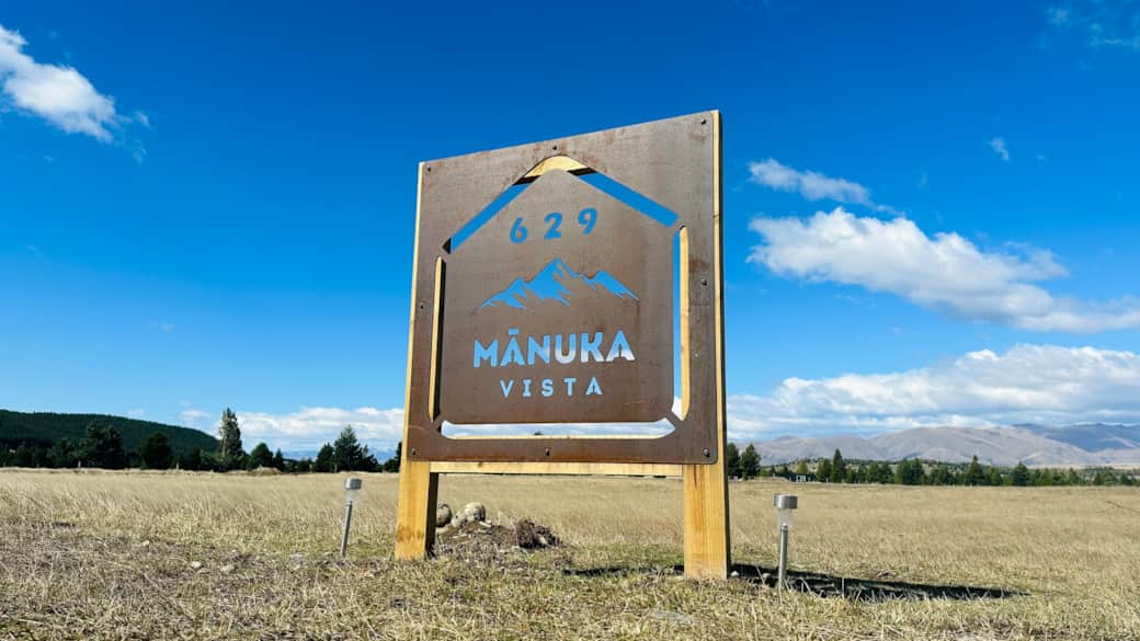 Manuka Vista sign