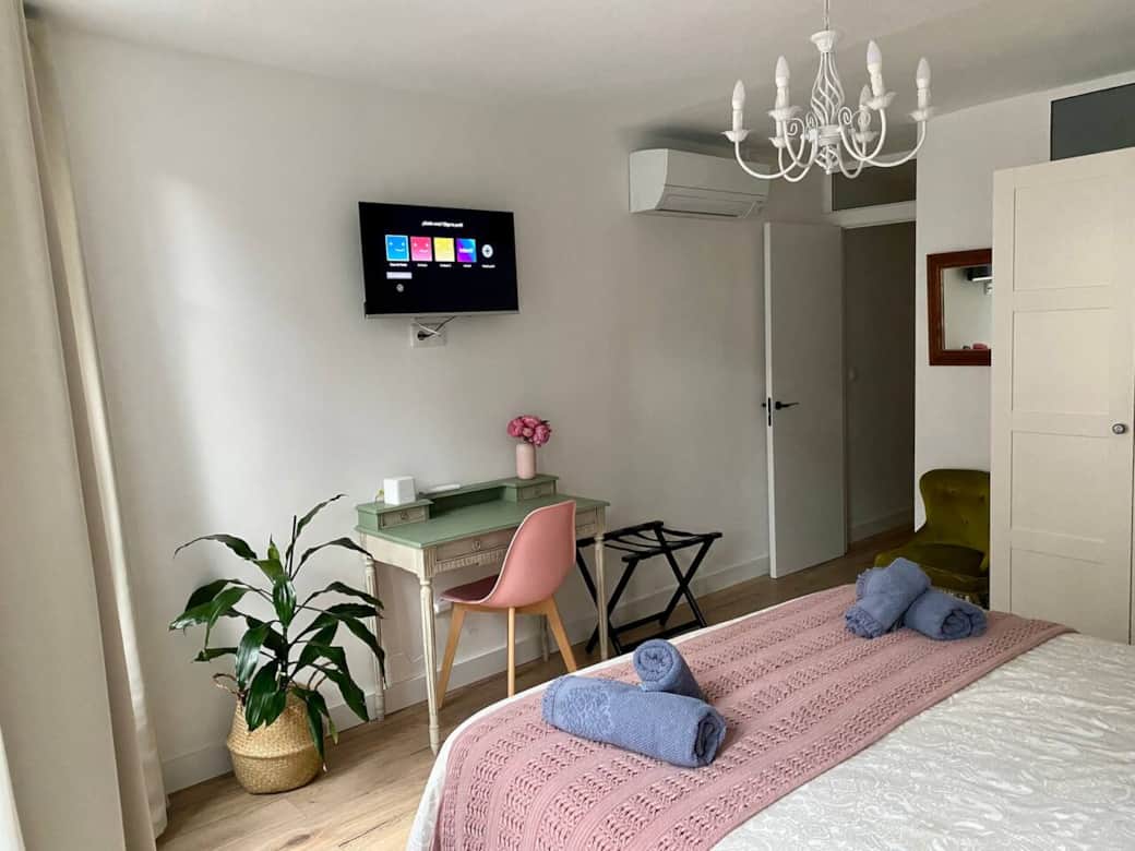 Televisor en el dormitorio con Netflix.