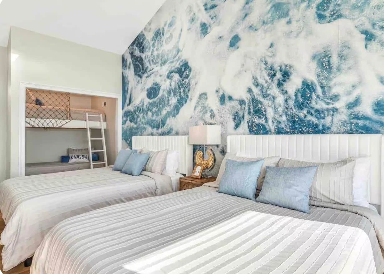 ・Sleeps 16 ・3 Bedrooms ・3 Bathrooms ・Sleeps 16 ・3 Bedrooms ・3 Bathrooms