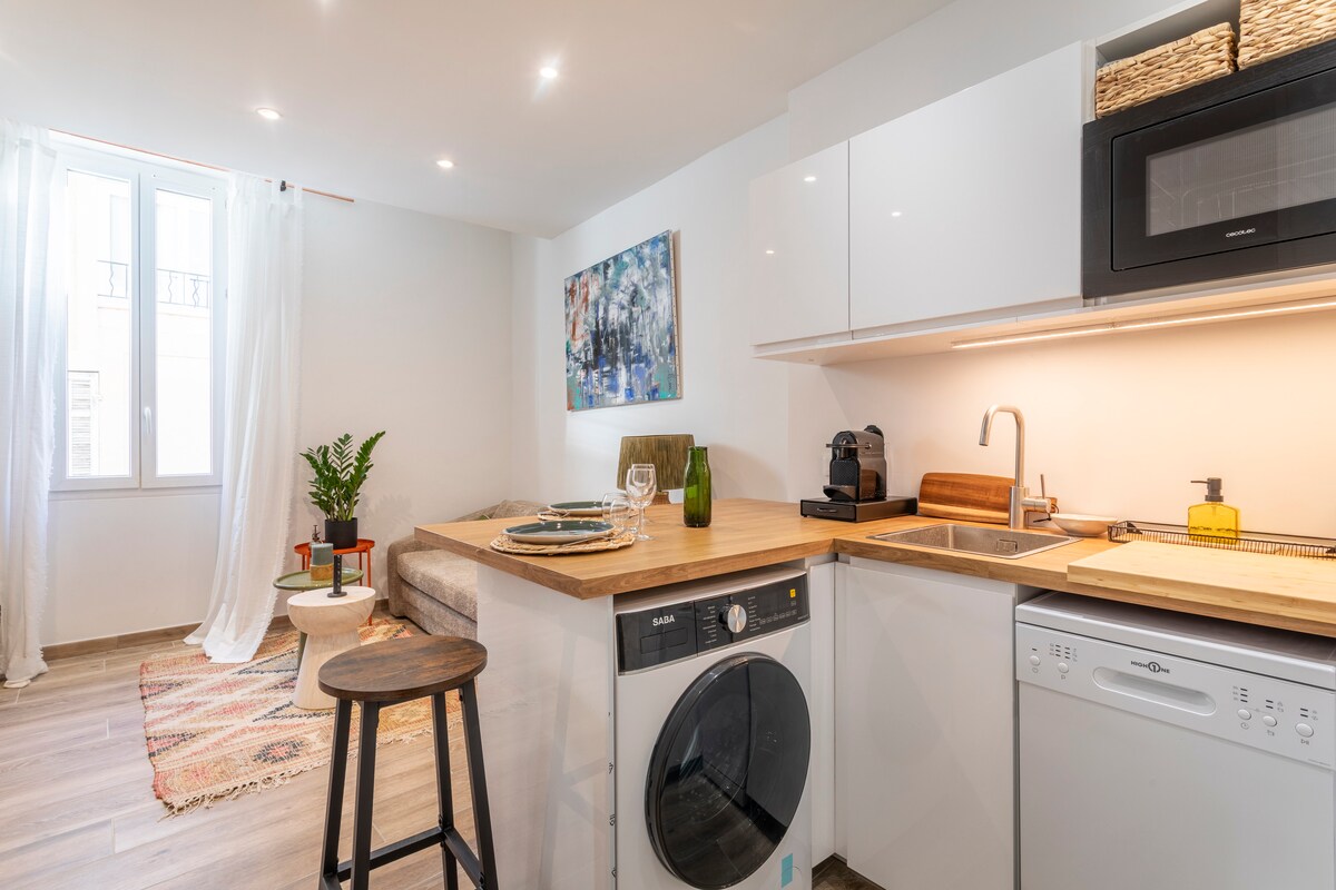 Beautiful apartment in downtown Aix, AC