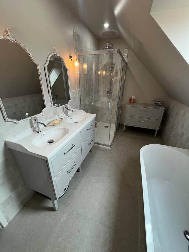 La salle de bain du premier étage, refaite entièrement en 2025
