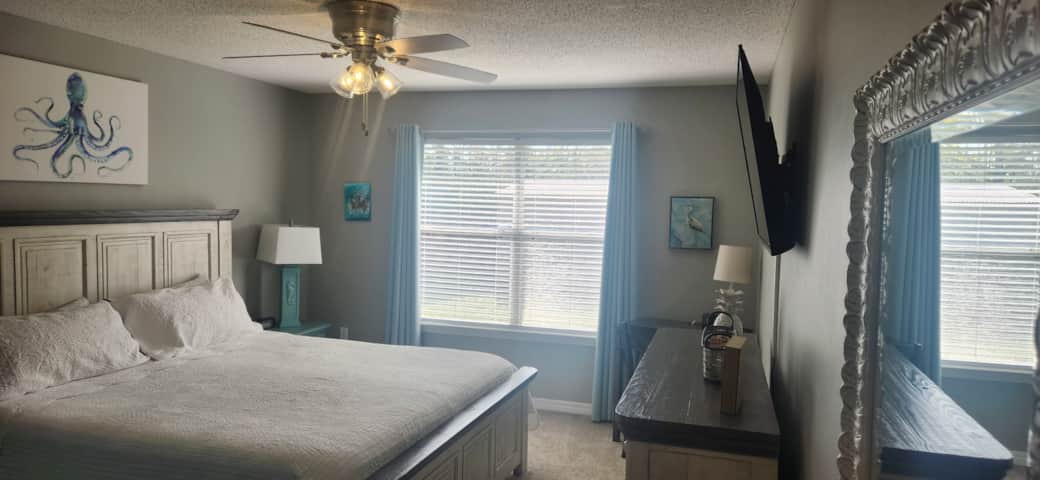 Adjustable king bed, private bathroom, walk-in closet, premium adjustable mattress and workstation