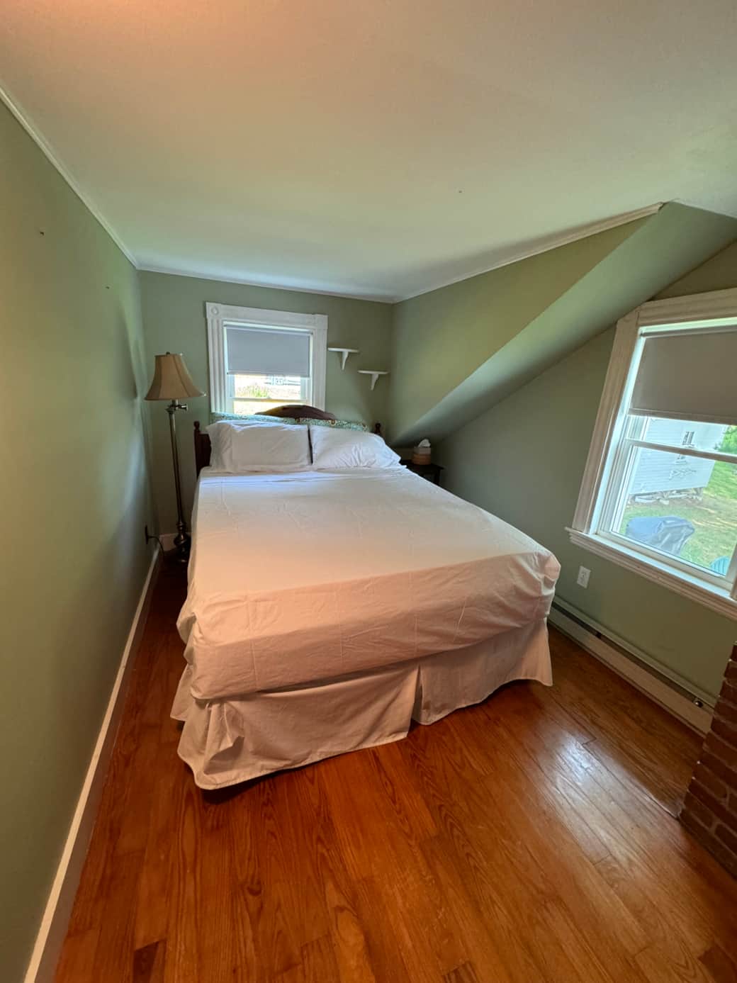 Queen bed Bedroom