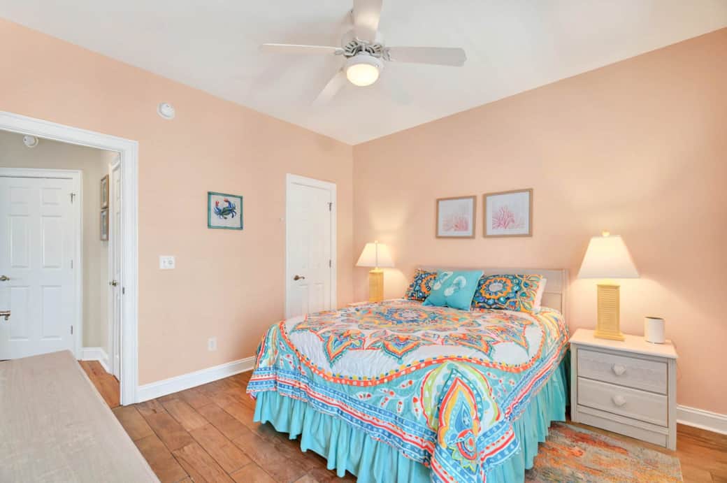 Queen bedroom on 1st floor with en suite bathroom