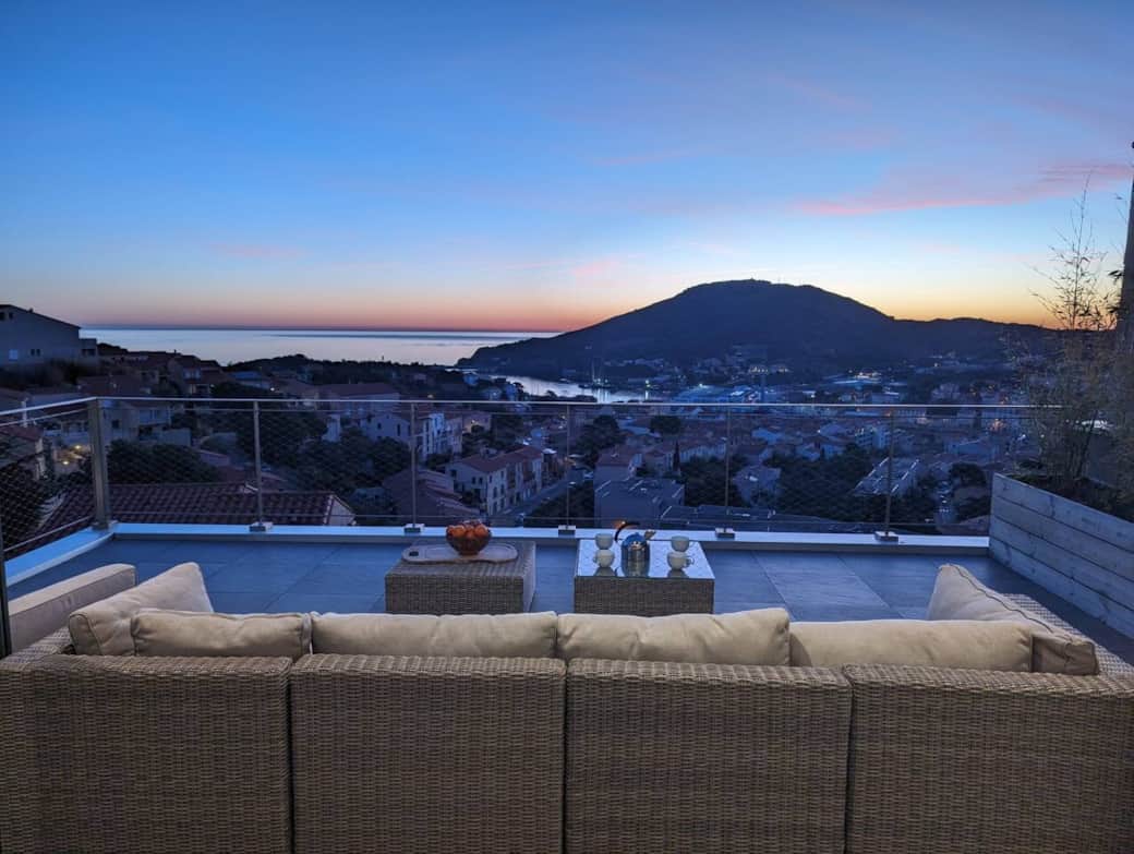 Depuis cette terrasse en hauteur, vous profitez d’une lumière exceptionnelle dès le matin. Un spot parfait pour méditer, lire ou déguster un café face à l’horizon.