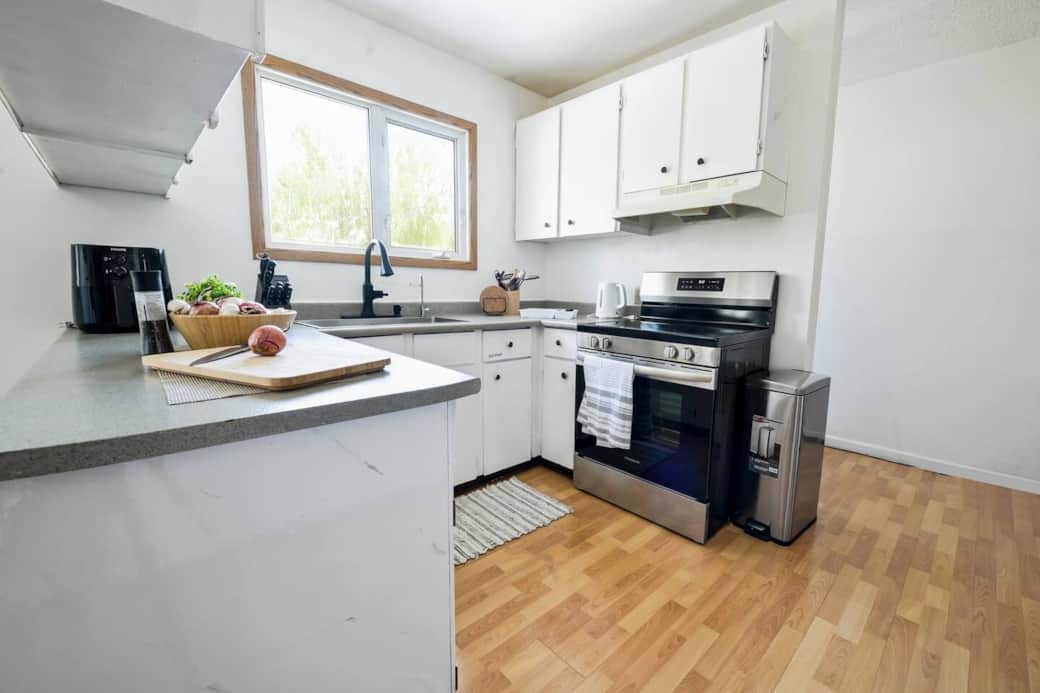 Your Kitchen Essentials: Oven, Microwave & Full Freezer