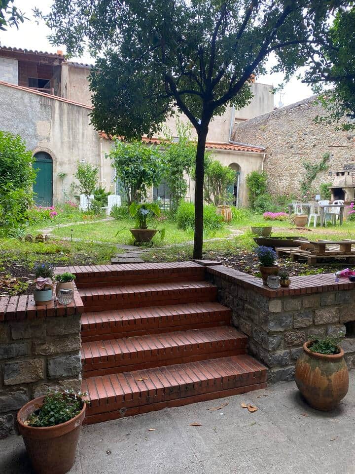 Charming private garden with lush greenery, a rustic barbecue, and historic details in Carcassonne Charming private garden with lush greenery, a rustic barbecue, and historic details in Carcassonne