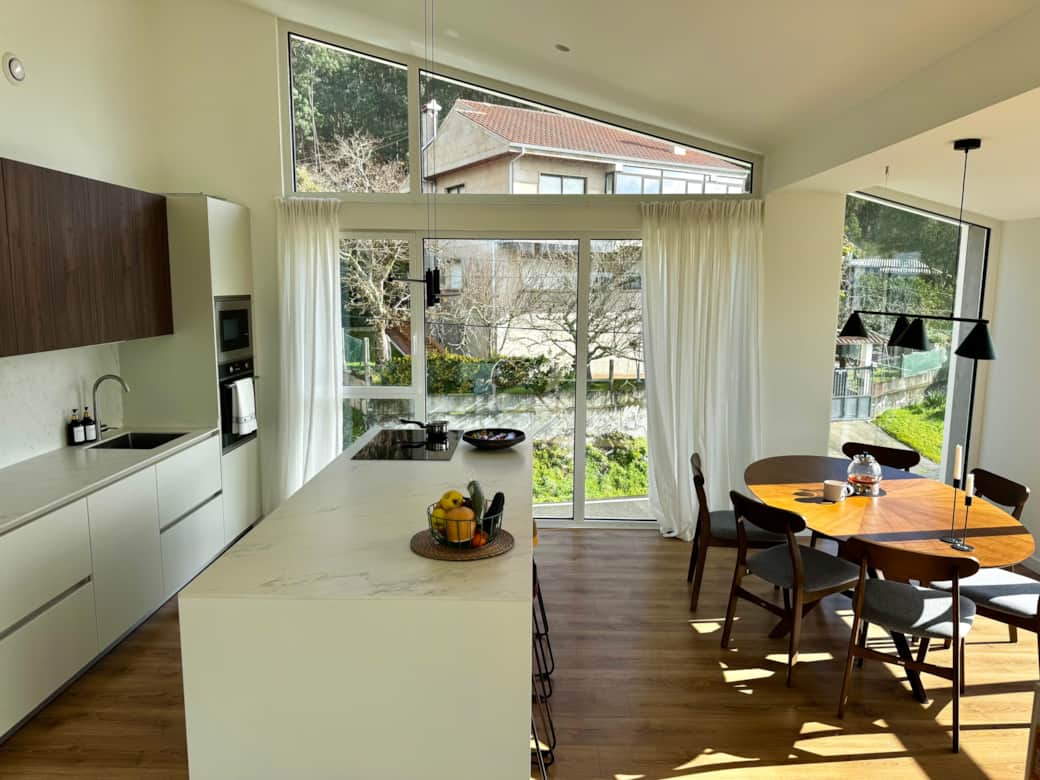 Modern living room with panoramic views and soft light, ideal for peaceful shared moments.