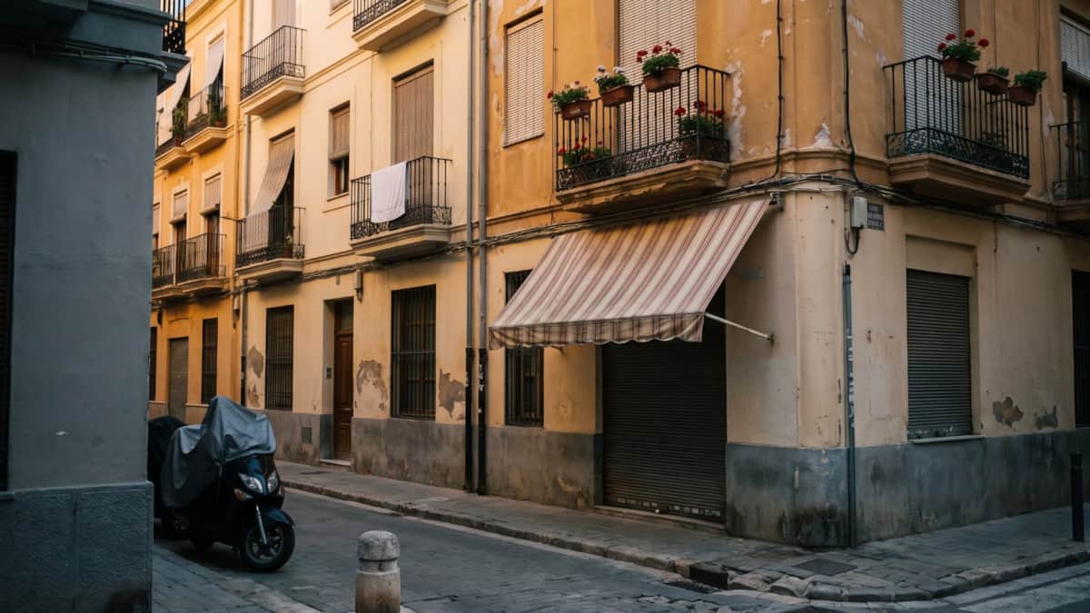 Calle de barrio junto al centro de Valencia