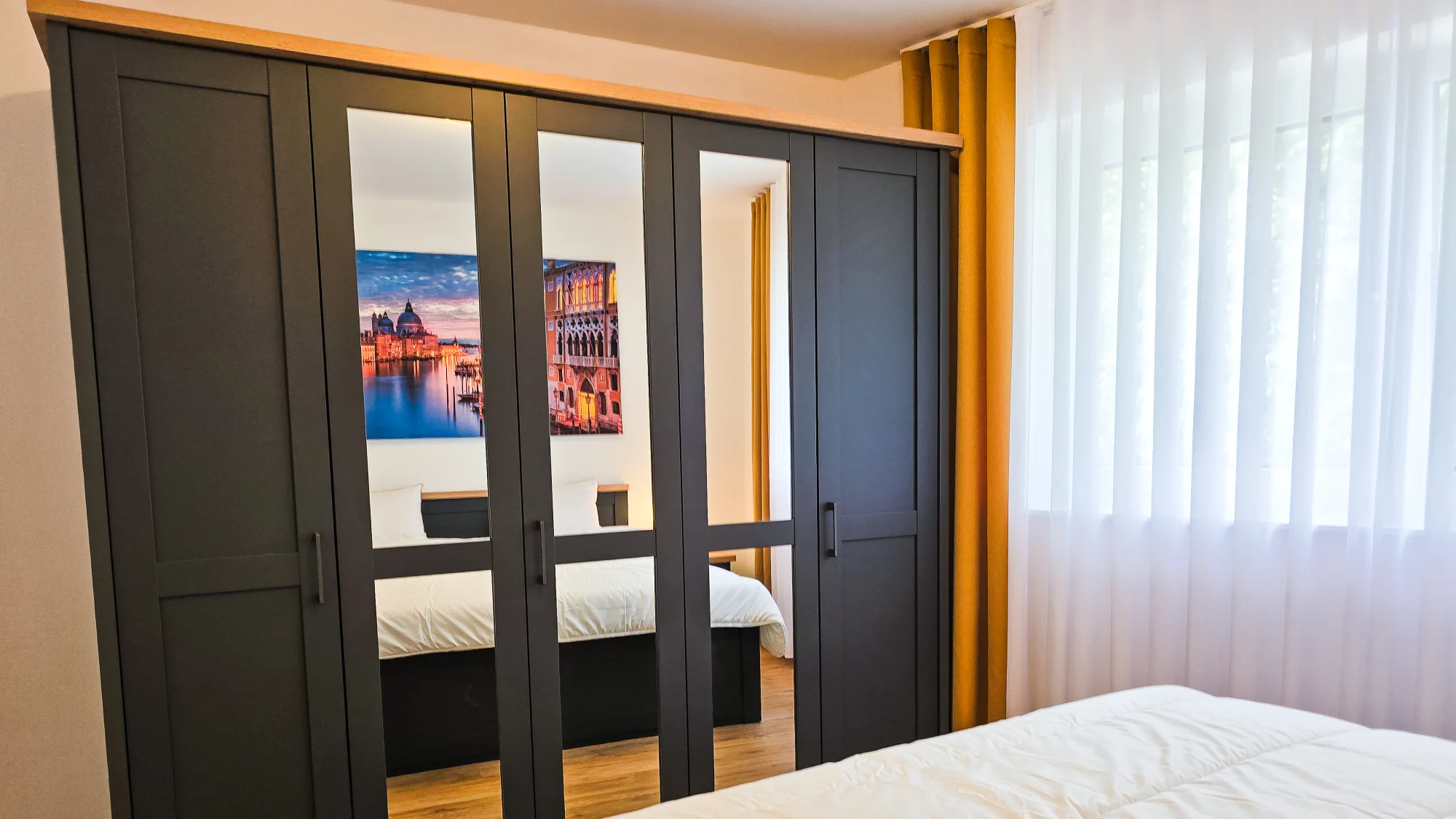 frensdorf-apartments-a3-schlafzimmer-schrank.png