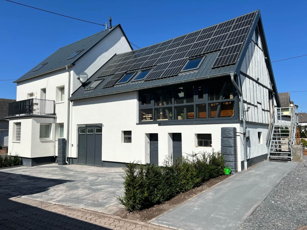 Het witte huis beuren zijkant oprit maart2025