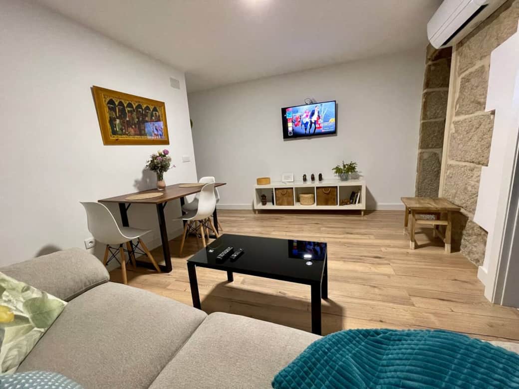 Sofá muy confortable, televisor con Netflix y Prime gratis.