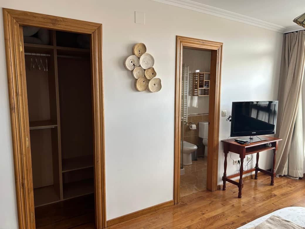Habitación principal . Vestidor y baño