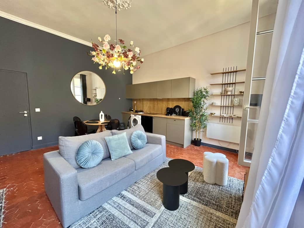 cuisine, table à manger, miroir, cafetière, bouilloire, lave linge, télévision cuisine, table à manger, miroir, cafetière, bouilloire, lave linge, télévision