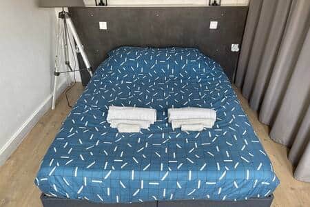 Chambre avec lit double - draps et serviettes inclus.