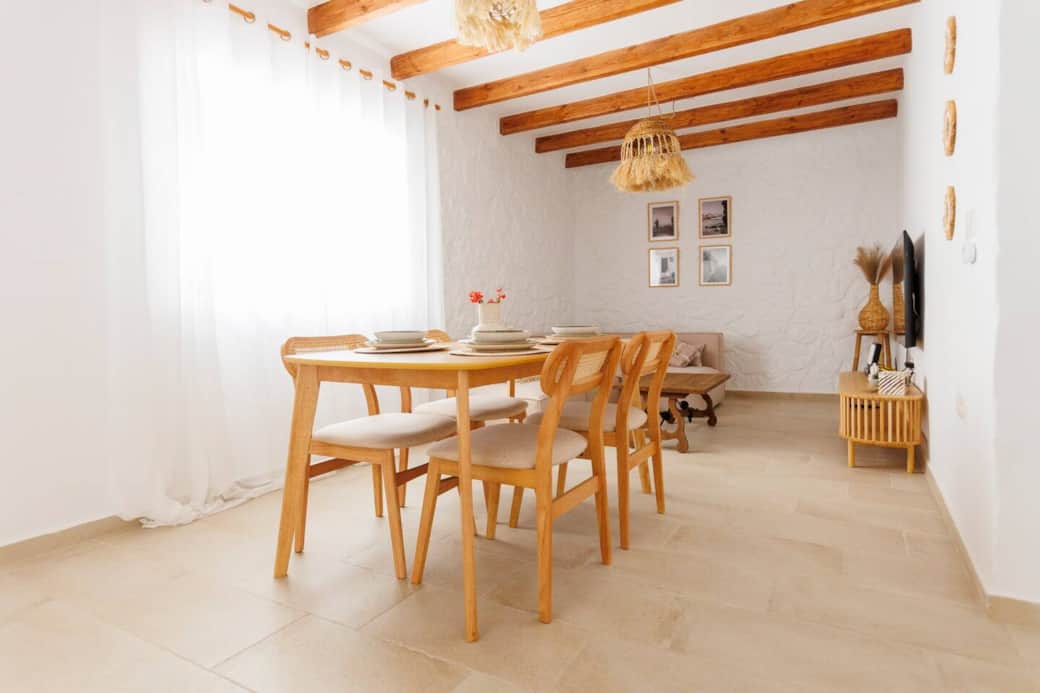 Comedor amplio y luminoso con estilo mediterráneo en SalobreñaVillage