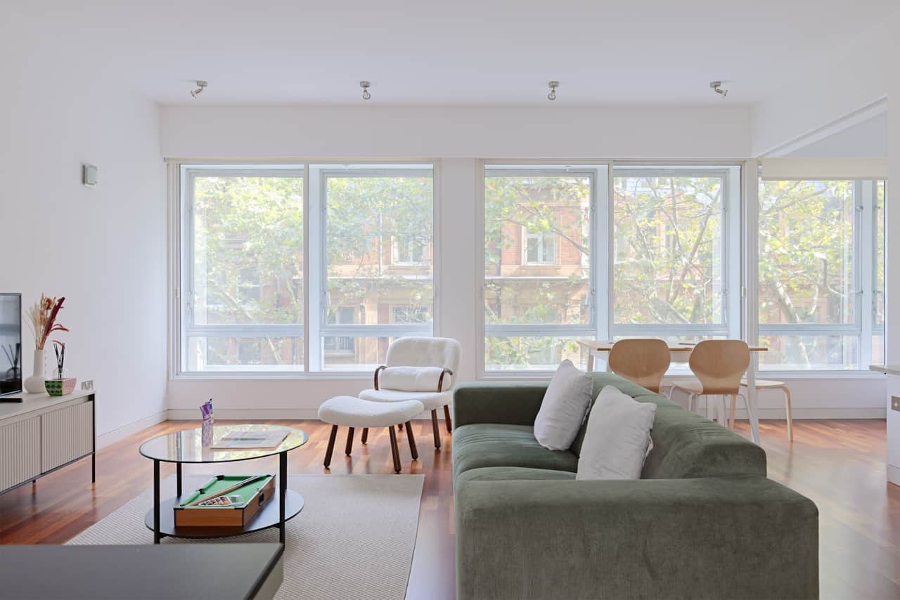 Spacious living and dining room near Seven Dials