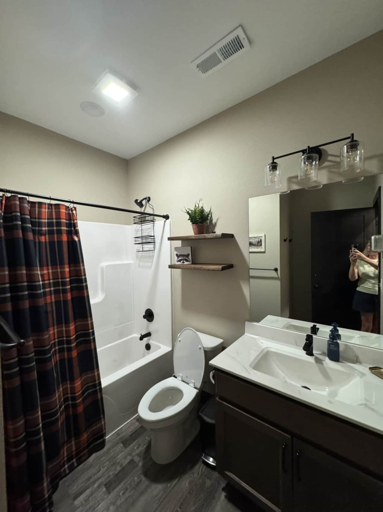 Main hall bath with tub