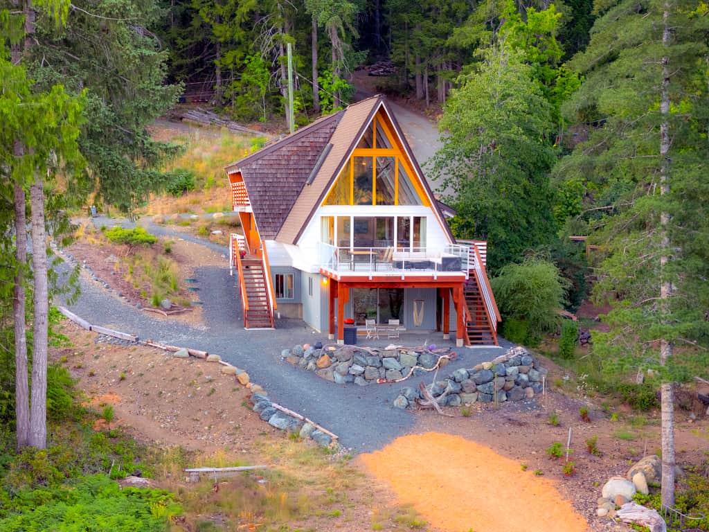 Sunnyside Up cabin on Sproat Lake,BC