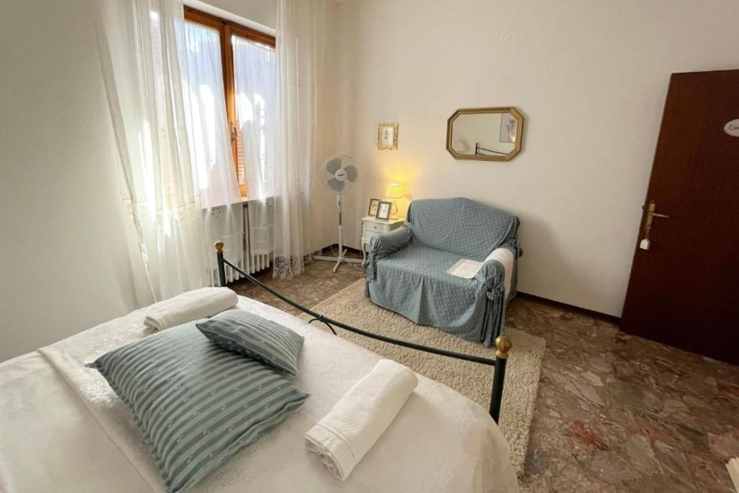 Ampia e luminosa camera da letto