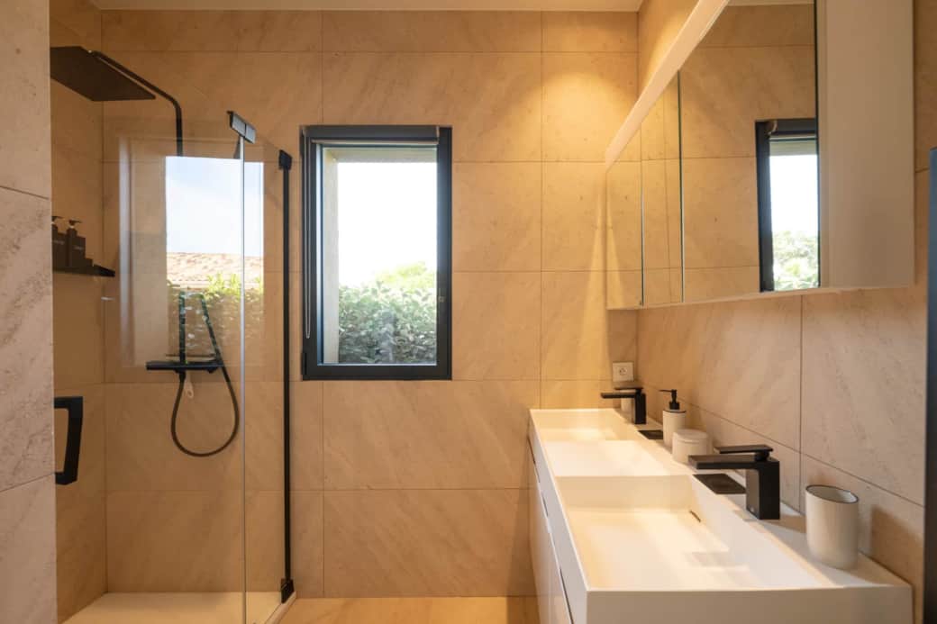 Seconde salle de bain contemporaine avec douche à l’italienne