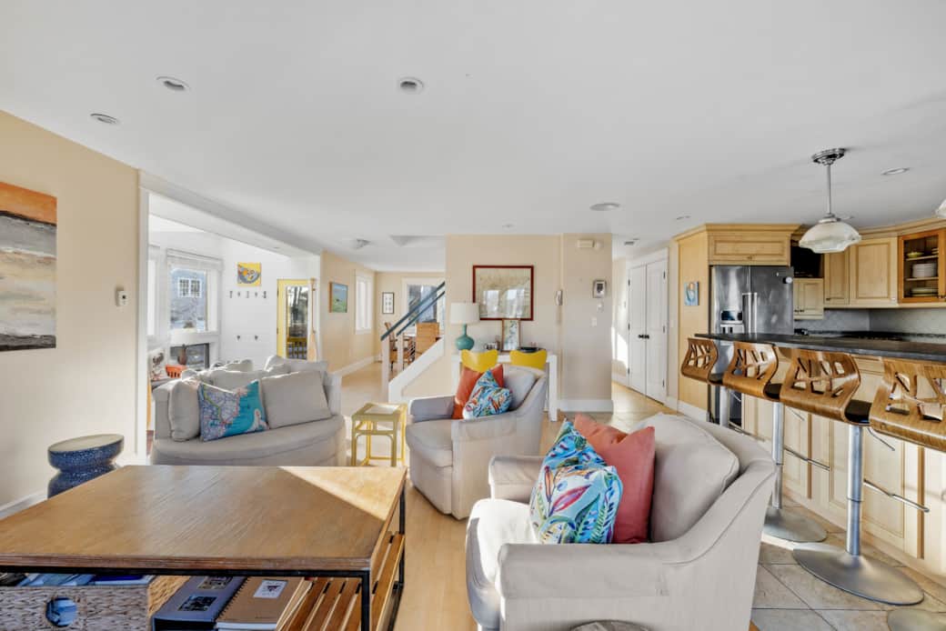 Living Room/Kitchen Living Room/Kitchen